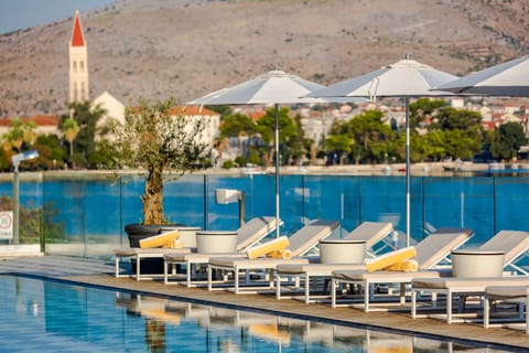 Indoor pool, seasonal outdoor pool, free cabanas, pool umbrellas