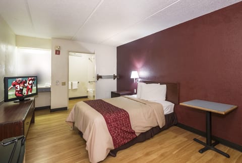 Deluxe Room, 1 Queen Bed, Accessible, Non Smoking (Roll-In Shower) | Blackout drapes, free WiFi, bed sheets