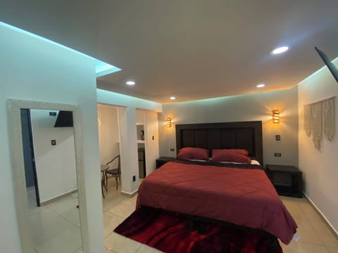 Business Room, 1 King Bed | Iron/ironing board, free WiFi, bed sheets