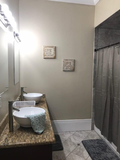 Superior Double Room, Private Bathroom (Trolley Stop Executive) | Bathroom