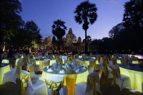 3 restaurants; breakfast, lunch, and dinner served