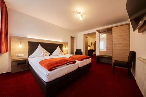 Triple Room | Hypo-allergenic bedding, in-room safe, desk, laptop workspace