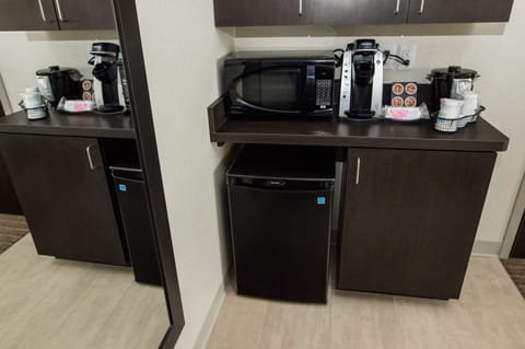 Standard Room, 2 Queen Beds, Accessible (Communication) | Coffee and/or coffee maker