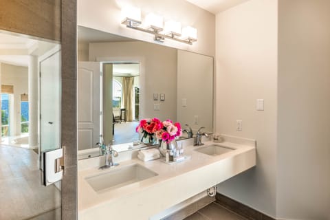 Combined shower/tub, rainfall showerhead, free toiletries, hair dryer