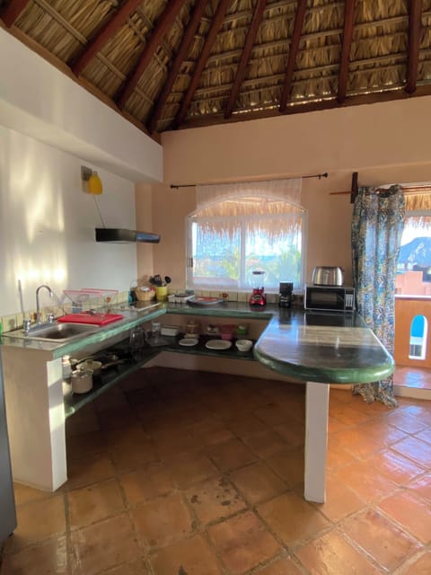 Comfort Studio Suite, Kitchenette | Private kitchen | Fridge, stovetop, coffee/tea maker, cookware/dishes/utensils