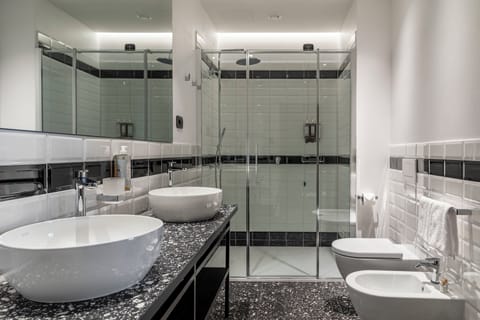 Suite | Bathroom | Shower, free toiletries, hair dryer, heated floors
