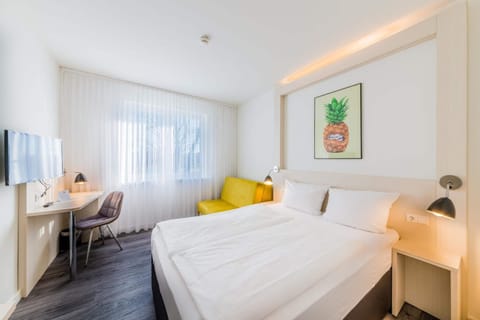 Double Room | Individually furnished, blackout drapes, free WiFi, bed sheets