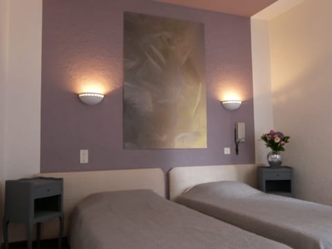 Standard Double Room | Desk, soundproofing, iron/ironing board, free WiFi