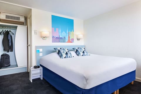 Desk, laptop workspace, blackout drapes, free cribs/infant beds