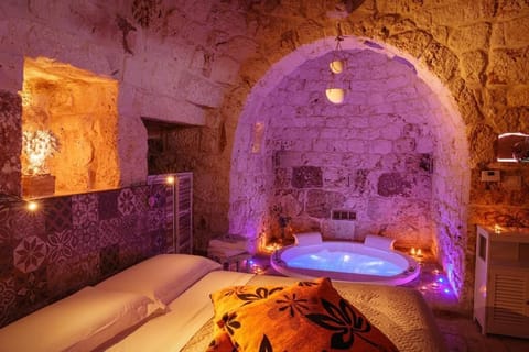Romantic Suite, 1 King Bed, Hot Tub | Egyptian cotton sheets, premium bedding, memory foam beds, minibar