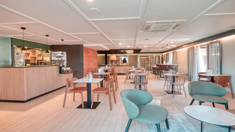 Breakfast and dinner served, French cuisine