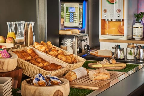 Daily cooked-to-order breakfast (EUR 11.90 per person)