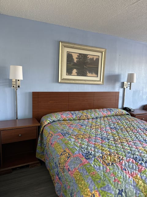 Standard Room, 1 King Bed, Non Smoking | Iron/ironing board, rollaway beds, free WiFi