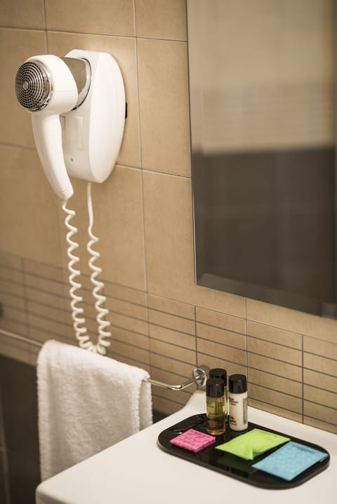 Comfort Double or Twin Room | Bathroom amenities | Shower, rainfall showerhead, free toiletries, hair dryer