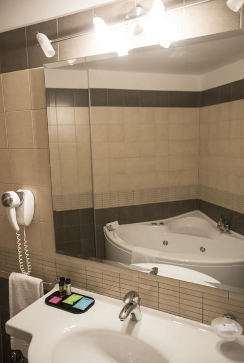 Junior Suite | Bathroom | Shower, rainfall showerhead, free toiletries, hair dryer