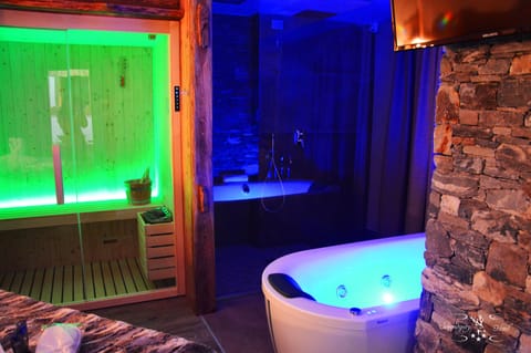 Design Suite, Sauna | Jetted tub