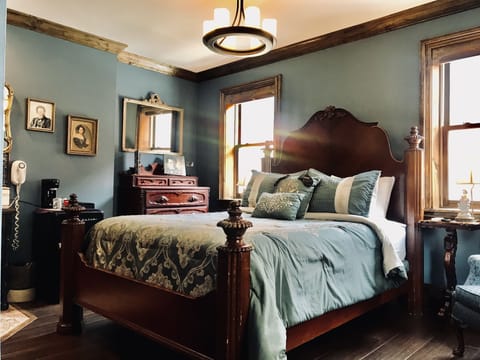 Deluxe Room, 1 Queen Bed, Non Smoking, Refrigerator (Mahler) | Premium bedding, memory foam beds, individually decorated