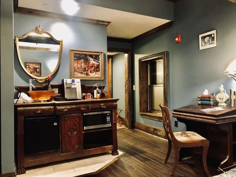 Deluxe Room, 1 Queen Bed, Non Smoking, Refrigerator (Copland) | Premium bedding, memory foam beds, individually decorated