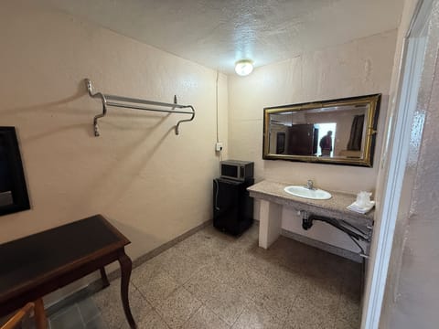 Room, Non Smoking (Full Bed, Accessible) | Bathroom | Free toiletries, towels