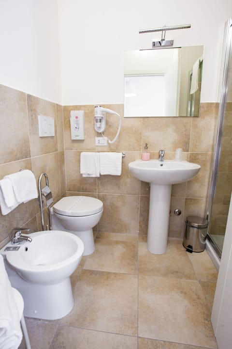 Double Room | Bathroom | Rainfall showerhead, free toiletries, hair dryer, bidet