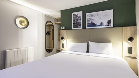 Premium bedding, desk, blackout drapes, soundproofing