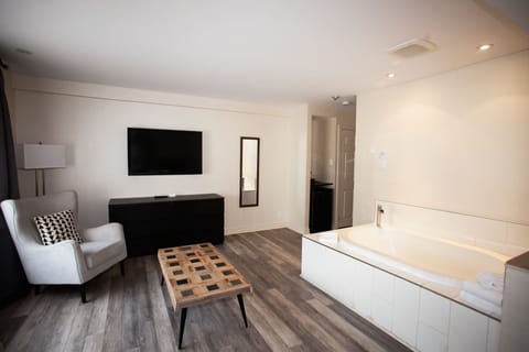Executive Suite, 1 King Bed, Hot Tub | Desk, blackout drapes, iron/ironing board (on request), WiFi (free)