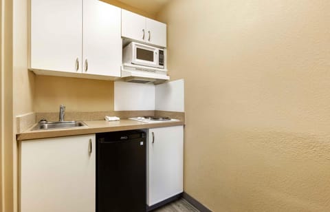 Studio, 2 Queen Beds, Non Smoking | Private kitchen | Fridge, microwave, stovetop, cookware/dishes/utensils