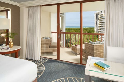 Premium bedding, in-room safe, desk, laptop workspace