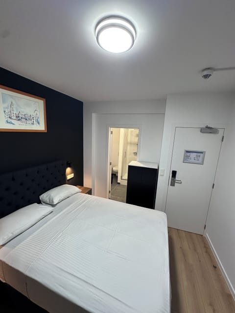 Double Room | In-room safe, desk, soundproofing, free WiFi