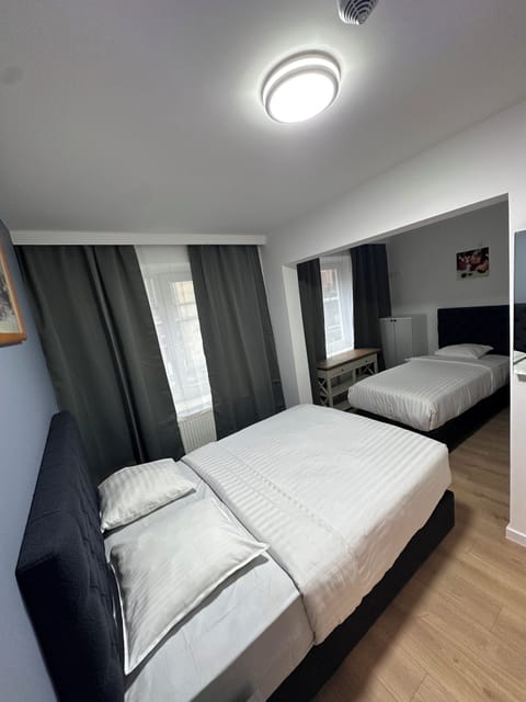 Triple Room | In-room safe, desk, soundproofing, free WiFi