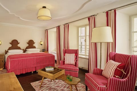 Deluxe Room, 1 King Bed | 1 bedroom, premium bedding, minibar, in-room safe