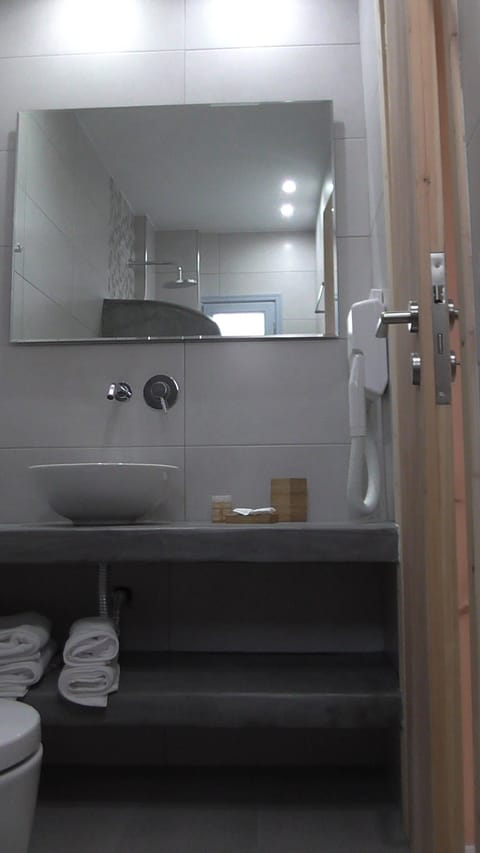 Senior Suite, Sea View | Bathroom | Shower, hair dryer, towels, soap