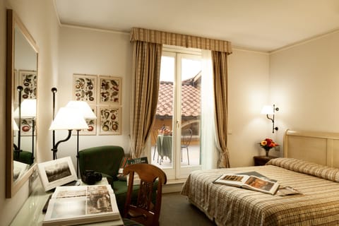 Egyptian cotton sheets, premium bedding, minibar, desk