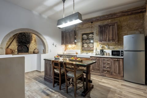 Full-size fridge, microwave, oven, stovetop