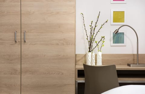 Hypo-allergenic bedding, Select Comfort beds, in-room safe, desk