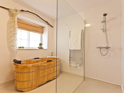 Double Room, Ensuite (Ground Floor - Wooden) | Bathroom