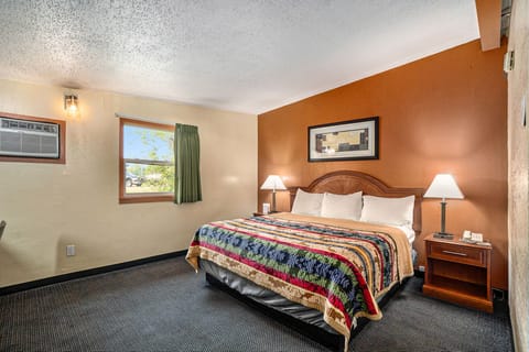 Basic Room | Desk, free WiFi, bed sheets, alarm clocks