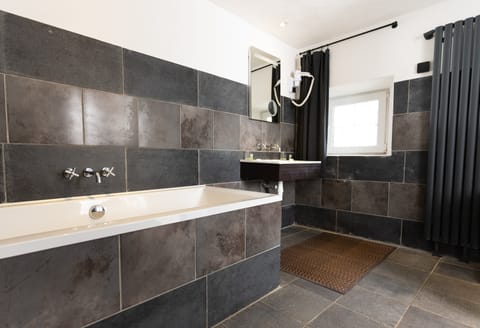 Prestige Suite for 2 people | Bathroom | Separate tub and shower, free toiletries, hair dryer, towels