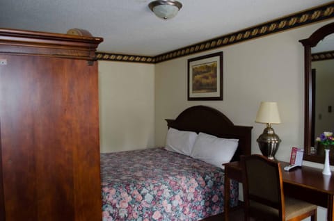 Standard Room, 1 Queen Bed | Desk, free WiFi, bed sheets