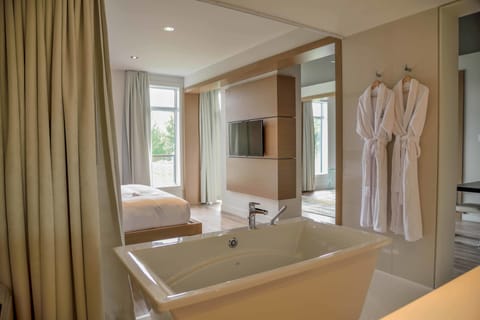 Executive Suite, 1 King Bed with Sofa bed, Golf View | Bathroom | Hair dryer, towels