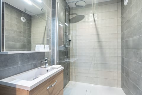 Superior Garden Room | Bathroom | Free toiletries, hair dryer, towels