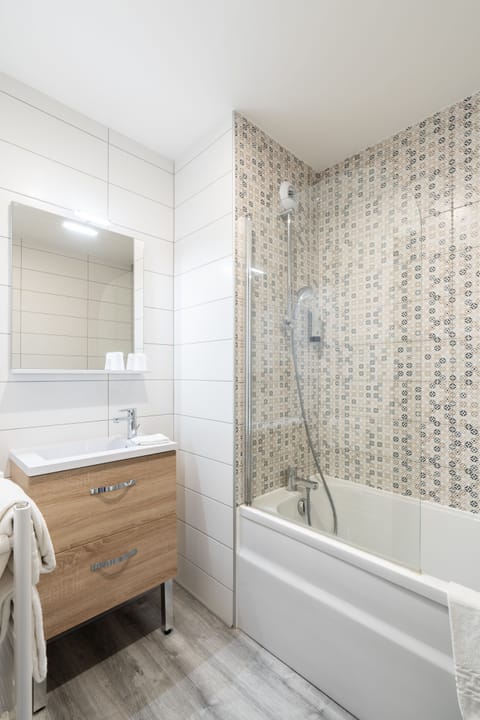 Superior Garden Room | Bathroom | Free toiletries, hair dryer, towels