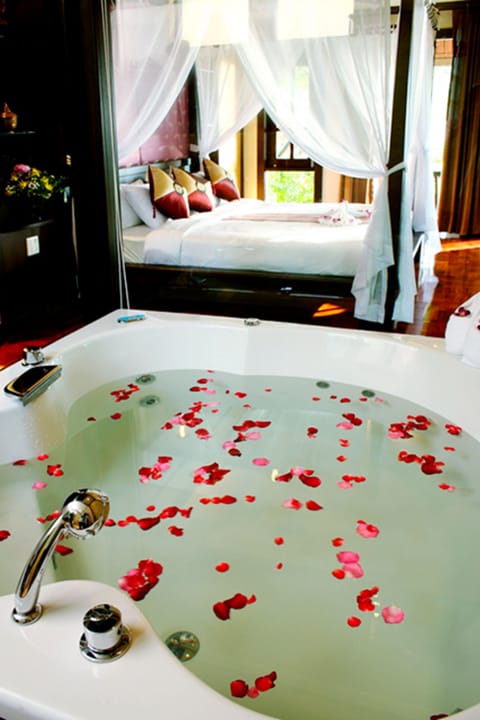 Deluxe Jacuzzi Villa | Bathroom | Shower, rainfall showerhead, hair dryer, bathrobes