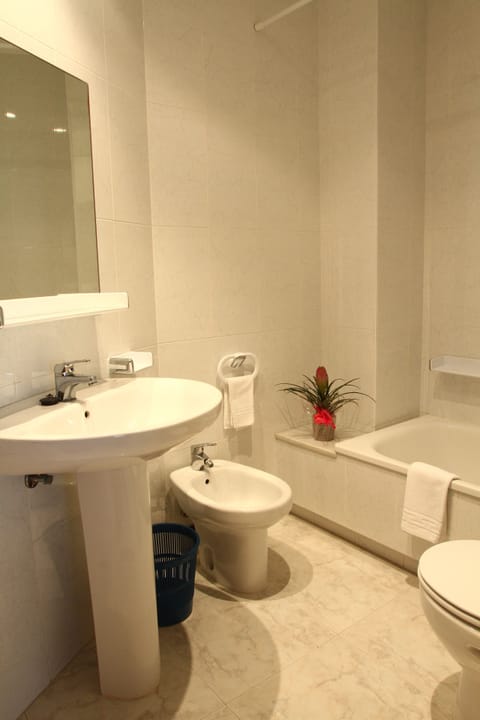 Twin Room | Bathroom | Bathtub, free toiletries, hair dryer