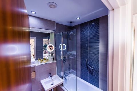 Standard Room, 1 Double Bed, Non Smoking | Bathroom | Combined shower/tub, free toiletries, hair dryer, towels