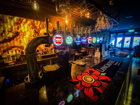 2 bars/lounges, lobby lounge