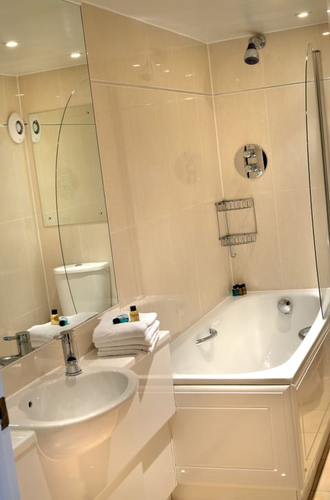 Combined shower/tub, free toiletries, hair dryer, towels