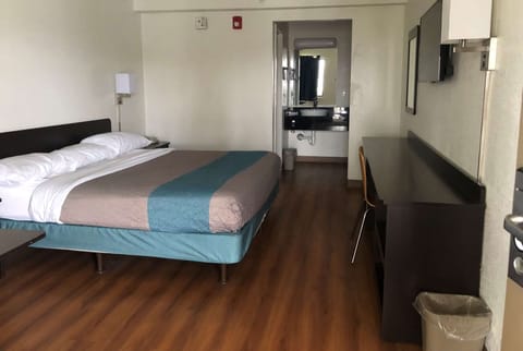 Room, 1 King Bed, Non Smoking | Desk, rollaway beds (surcharge), WiFi (free), bed sheets