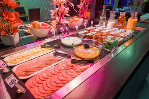 Daily continental breakfast (EUR 12.50 per person)