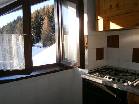 Studio | Private kitchenette | Fridge, stovetop, coffee/tea maker, cookware/dishes/utensils